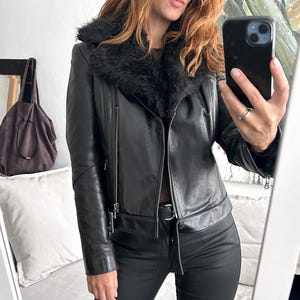 Blouson motard en cuir noir avec col en fourrure / Blouson moto zippé vintage / Blouson court à boucle / Blouson gothique alternatif pour femmes - M