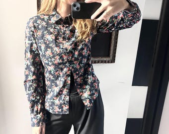Blusa negra de algodón con estampado floral, manga larga, corte ajustado, abotonada, color colorido, talla M