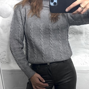 Jersey básico de punto gris con cuello alto, talla S/M