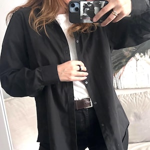 Y2K minimaal zwart unisex shirt, klassiek katoenen hemd met knopen, mode in academische stijl, L