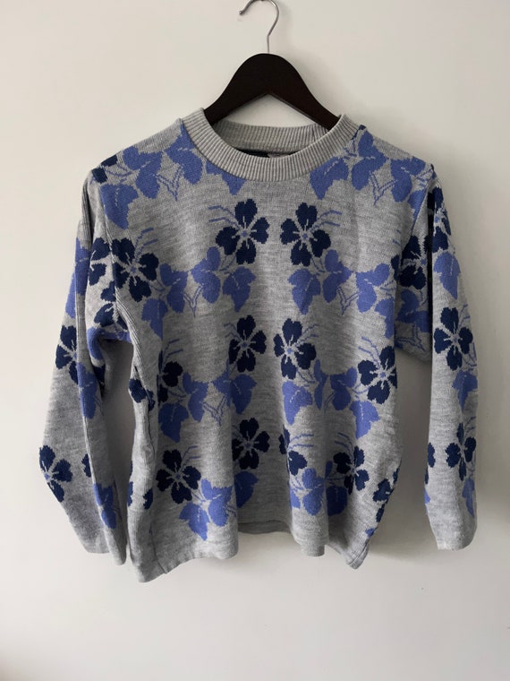 Blue Flower Gray Background Pullover / Floral Cro… - image 6