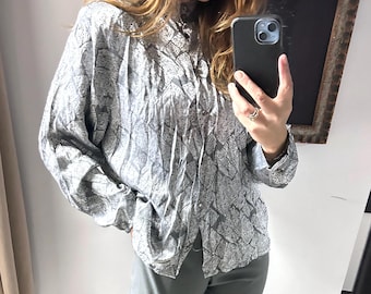 Camisa plateada con estampado floral de los años 90, de manga larga, talla M.