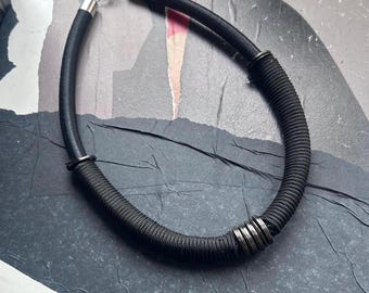 Minimalistische Urban Goth Halskette, schwarzer Knoten Chunky Kragen, konzeptioneller moderner handgemachter Schmuck