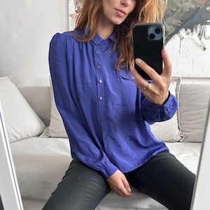 Camicetta vintage blu inchiostro anni '80: elegante camicia in poliestere con bottoni (M)