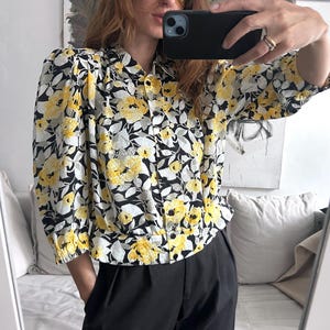 80s Floral Blouse: Vintage Yellow Blossom Print, Buttoned Crop Top - M