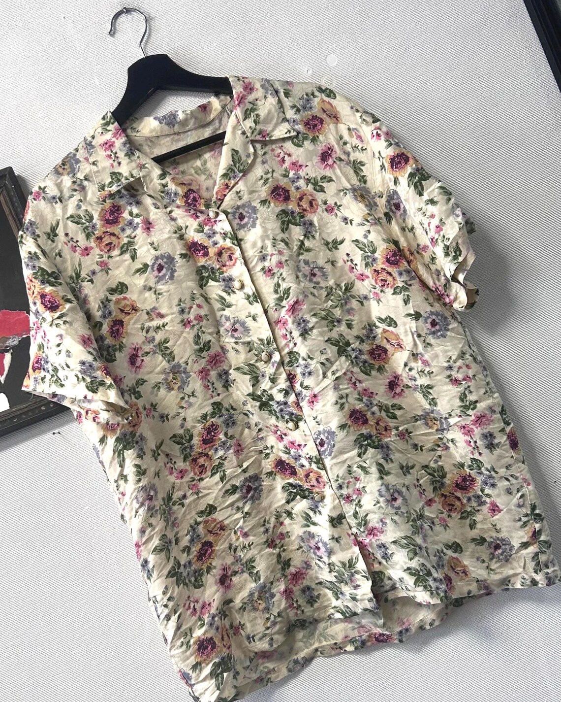 70s Silk White Floral Woman Shirt With Button Up Top Closure, Size L, foto 1 di 5