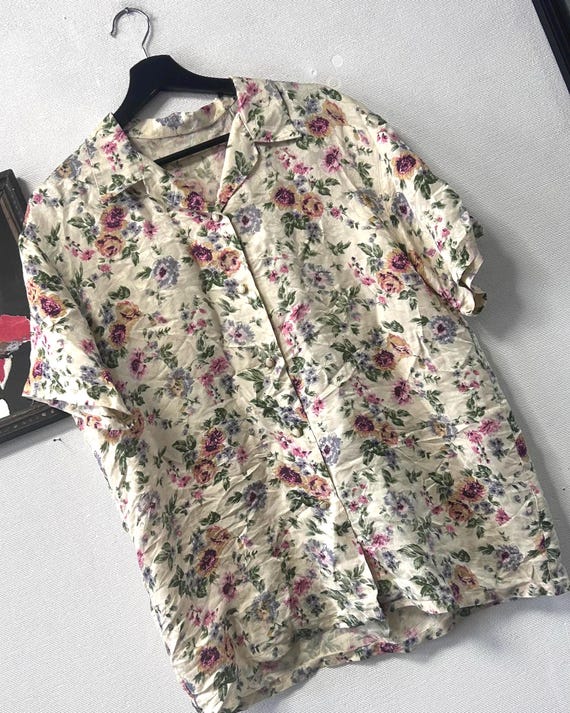 70s Silk White Floral Woman Shirt With Button Up Top Closure, Size L
