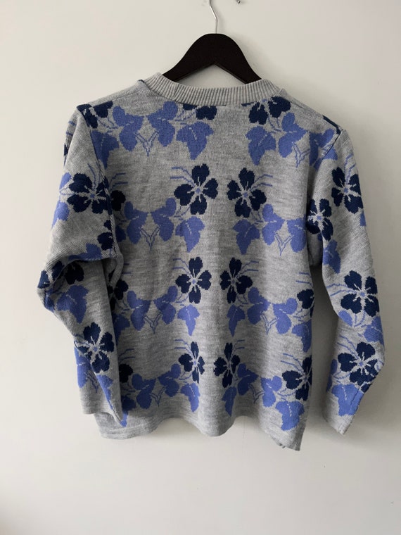 Blue Flower Gray Background Pullover / Floral Cro… - image 9