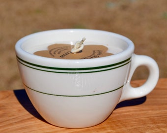 Bougie de soja au cacao chaud dans une tasse de café