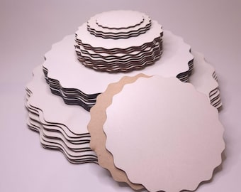 Planche à gâteau avec bords ondulés gravés sur mesure, Base de gâteau en MDF de 3 mm, Blancs pour sublimation, Planche à gâteau personnalisée, Présentoir pour gâteau de mariage