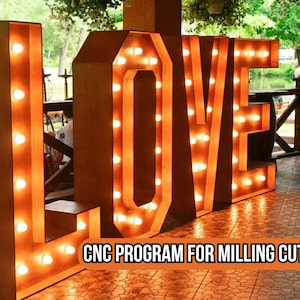 Puede incluir: Gran letrero de madera "LOVE" con luces blancas cálidas, ideal para eventos. El letrero es marrón y tiene el texto "CNC PROGRAM FOR MILLING CUTTING" en la parte inferior. El letrero está colocado sobre un suelo embaldosado.