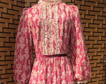 60er Vintage Pinkes Blumen Prärie Kleid | Spitze | Rüschen | Landhaus Kleid | Cottagecore | Samtgürtel | Rollkragen | Maxikleid |Ballonärmel
