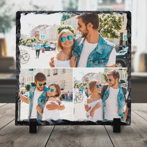 Könnte beinhalten: Ein personalisiertes Schiefer-Fotopaneel mit drei Bildern eines Paares. Die Bilder sind vor einem verschwommenen Hintergrund im Freien platziert. Der Schiefer hat einen rauen, dunkelgrauen Rand und wird von zwei schwarzen Ständern getragen.
