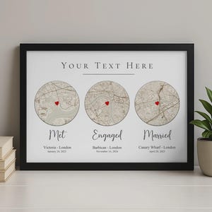 Könnte beinhalten: Gerahmter Druck mit drei runden Kartenillustrationen und roten Herzmarkierungen. Der Text "YOUR TEXT HERE" steht oben. Darunter stehen die Wörter "Met", "Engaged" und "Married". Jede Karte zeigt einen Ort in London mit Daten.