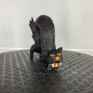 Sissende Kat Keramische Sculptuur