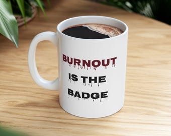 Taza de la serie de televisión de Pitt: El agotamiento es la insignia - Regalo de humor médico, Merchandising de Pitt
