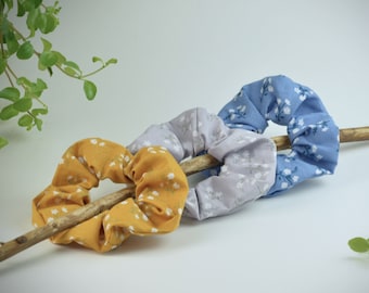 2 Größen Scrunchie Baumwolle / Haargummi / Zopfgummi / senfgelb, blau und grau mit weißen Blümchen / Blumen / Pflanzen