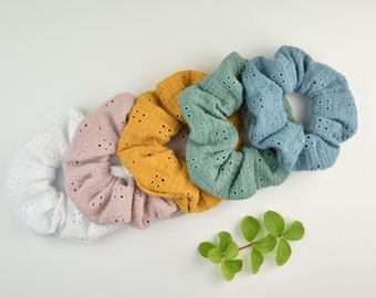 2 Größen Scrunchie Musselin mit Lochstickerei / weiß / rosa / curry senfgelb / grün / blau / uni / einfarbig / Haargummi / Zopfgummi