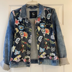 Jeansjacke mit floraler Spitzenstickerei