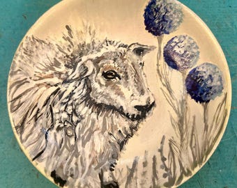 Plato de baratijas con diseño de oveja