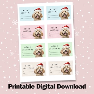Puede incluir: Ocho etiquetas de regalo imprimibles con un lindo perro con un gorro de Papá Noel. Cada etiqueta tiene un fondo azul claro, rosa, verde o beige con el texto "Feliz Navidad" y líneas en blanco para "Para" y "De".