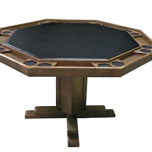 以下が含まれることがあります： 黒いゲーム面を持つ八角形の木製ポーカーテーブル。カップホルダーとチップトレイが内蔵されています。テーブルは十字型の足を持つ台座ベースです。