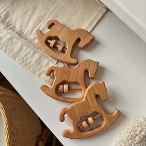 Il primo sonaglio per il neonato in materiali naturali / Montessori / sonaglio in legno a forma di cavallo / regalo per baby shower / gravidanza