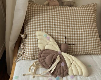 Pierwsza grzechotka dla noworodka z naturalnych materiałów | dekoracja pokoju dziecięcego | lniany beżowy motyl | prezent na baby shower|