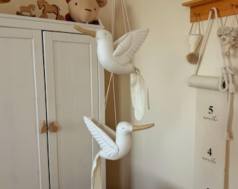 Decorazione da soffitto a forma di colibrì in lino / Set di 2 uccellini / Decorazione neutra per la cameretta / Mobile da soffitto per la cameretta dei bambini fatto a mano / Decorazione scandinava