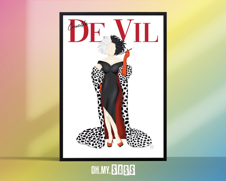 Puede incluir: Una ilustraci&oacute;n en blanco y negro de Cruella de Vil de la pel&iacute;cula de Disney 101 D&aacute;lmatas. Lleva un vestido negro con un abrigo de estampado d&aacute;lmata rojo y blanco y guantes rojos. El texto "Cruella de Vil" est&aacute; escrito en letras rojas sobre su cabeza.