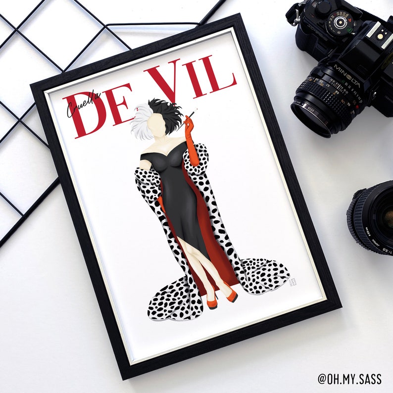 Puede incluir: Una ilustraci&oacute;n enmarcada de Cruella De Vil de la pel&iacute;cula de Disney 101 D&aacute;lmatas. La ilustraci&oacute;n est&aacute; en un marco negro y presenta a Cruella con su caracter&iacute;stico abrigo de estampado d&aacute;lmata blanco y negro con guantes rojos y un cigarrillo en la mano. El texto "Cruella De Vil" est&aacute; escrito en rojo sobre su cabeza y el texto "Devil" est&aacute; escrito en rojo debajo de su cabeza.