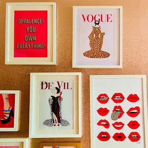 Puede incluir: Una galer&iacute;a de pared con impresiones enmarcadas con un esquema de color rosa y blanco. Las impresiones presentan una imagen de dibujos animados de Cruella De Vil, el texto "Vogue" y el texto "Oppalence! You Own Everything!"