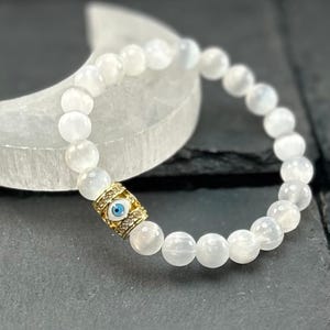 Pulsera de selenita para el mal de ojo: joyería curativa con cristales de alta vibración
