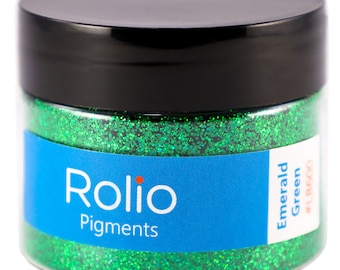 Puede incluir: Un tarro de purpurina verde esmeralda Rolio Pigments. El tarro está lleno de purpurina verde y tiene una etiqueta azul con el logotipo de Rolio Pigments y el texto "Emerald Green #L500".