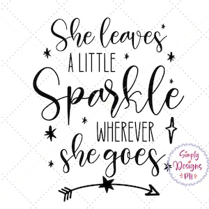 Puede incluir: Diseño de tipografía en blanco y negro con una fuente cursiva que dice "She leaves a little sparkle wherever she goes."  El diseño incluye estrellas y una flecha con una estrella al final. El texto "Simply Designs PH" está en una fuente más pequeña en la esquina inferior derecha del diseño.