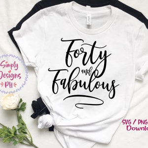 以下が含まれることがあります： 黒い文字で「Forty and Fabulous」と書かれた白いTシャツです。