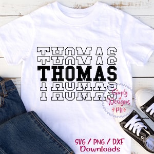 Puede incluir: Camiseta blanca con el nombre "THOMAS" impreso en letras negras en un diseño apilado y en capas. El texto se repite en tamaños más pequeños arriba y abajo del texto principal.