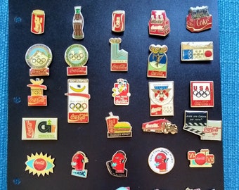 Vintage Coca-Cola Pins in großer Auswahl: Eis kalt, Colaflasche, Cola Truck, Saxofon, Olympische (Winter) Spiele, Weihnachtsmann und noch mehr Coca-Cola Pins!