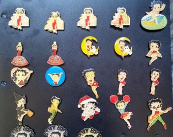 Vintage Betty Boop Anstecker in großer Auswahl: Betty & Bimbo, Rockstar, Champagne, Surfer, Limousine, Santa Betty, Cheerleader, Witch Betty Anstecker