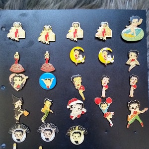 Vintage Betty Boop Anstecker in großer Auswahl: Betty & Bimbo, Rockstar, Champagne, Surfer, Limousine, Santa Betty, Cheerleader, Witch Betty Anstecker