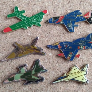 Juguetes de avión – Paquete de 12 juguetes de avión de vehículo, incluye  estilos de bombardero, militar, aviones de combate F-16, para juguetes de