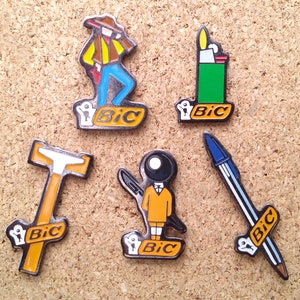 Vintage Bic-produkter nålar: BIC-logotyp, kulspetspenna, tändare, cowboy- och rakhyvel emaljnålar