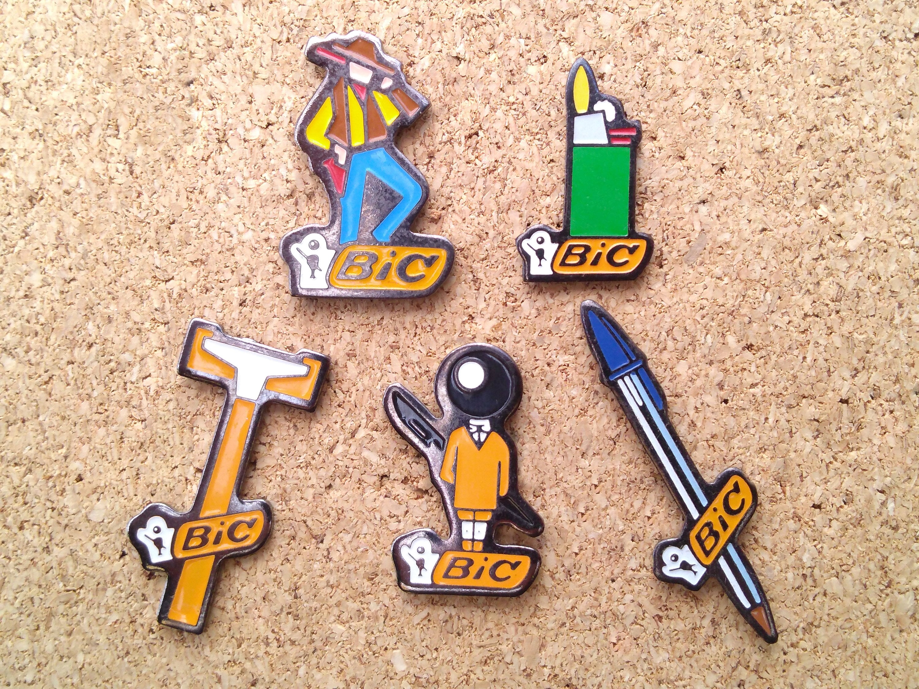 Vintage Bic Produkte Pins: BIC Logo, Kugelschreiber, Feuerzeug, Cowboy und Rasiermesser Emaille Pins