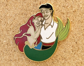 Pin vintage de esmalte "A Pequena Sereia" Ariel e Eric