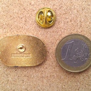 K&ouml;nnte beinhalten: Goldfarbener Metallstift mit einem Cartoon-Bild einer Sprechblase. Die R&uuml;ckseite des Stifts tr&auml;gt den Text "Sedicom 2000".