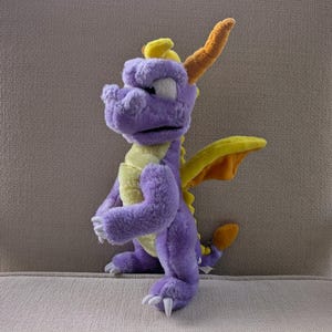 Pluszowy Spyro Smok w stylu vintage: stojący, wściekły Spyro