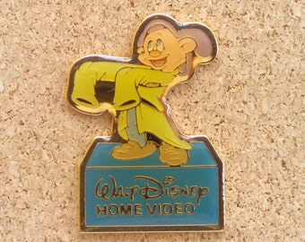 Pin vintage de Walt Disney Home Video: "Blancanieves y los siete enanitos" Pin de esmalte Dopey