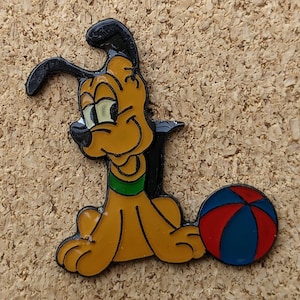 Vintage Disneys Baby Pluto der Hund mit Kugel Emaille Pin