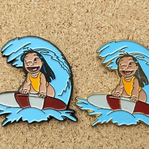 Pin vintage Disney Lilo & Stitch Surfing Lilo esmaltado: variante preta ou dourada