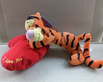 Vintage Winnie the Pooh Plüschtier: Tigger auf herzförmigem Kissen Sitzsack